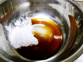 芦笋香菇鸡肉丸
（香菇鸡肉盏）,碗内放生抽，少许盐和适量淀粉。