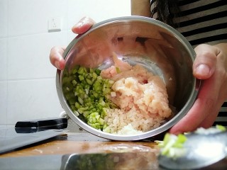 芦笋香菇鸡肉丸
（香菇鸡肉盏）,把处理好的藕、芦笋和鸡肉泥放入碗中。