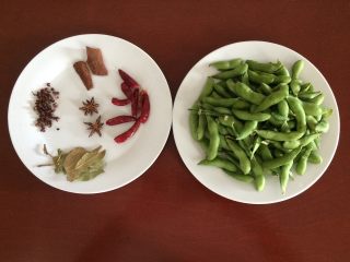 五香毛豆,准备食材：毛豆、红花椒、大料、香叶、桂皮、干红辣椒