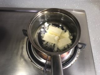 ＃不一样的泡芙＃香草泡芙,制作泡芙。将黄油、盐和清水倒入奶锅，小火加热。