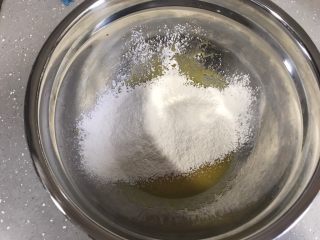 ＃不一样的泡芙＃香草泡芙,低筋面粉和玉米淀粉过筛加入，搅拌至无粉。