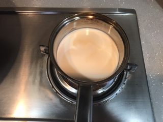 ＃不一样的泡芙＃香草泡芙,先来制作香草卡仕达酱。牛奶和香草精倒入奶锅小火加热。