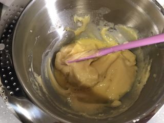 ＃不一样的泡芙＃香草泡芙,剩余的全蛋液分多次少量倒入面糊，每一次都搅拌均匀再加入下一次。