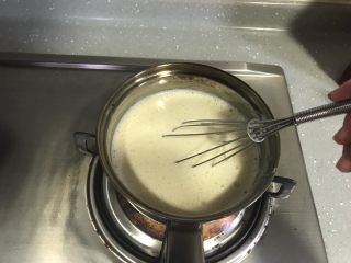 ＃不一样的泡芙＃香草泡芙,期间要不断搅拌防止结块粘锅。搅拌至浓稠状。