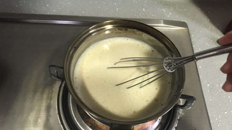 ＃不一样的泡芙＃香草泡芙,期间要不断搅拌防止结块粘锅。搅拌至浓稠状。