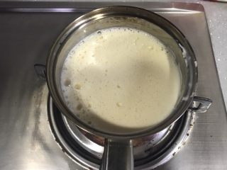＃不一样的泡芙＃香草泡芙,牛奶倒完后，将蛋黄糊倒回奶锅，小火加热。