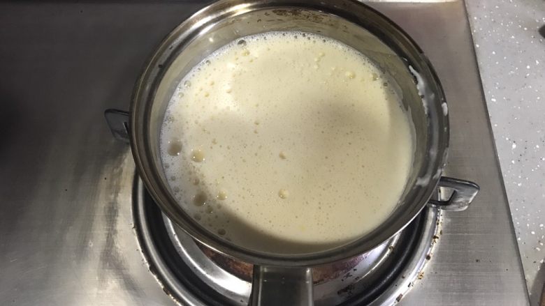 ＃不一样的泡芙＃香草泡芙,牛奶倒完后，将蛋黄糊倒回奶锅，小火加热。