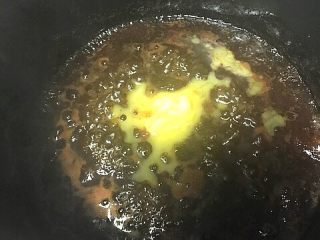 鲍汁焗小排淋酸甜洋葱酱,最后化10克黄油在酱汁里，撒入一点黑胡椒粉。酸甜口味的洋葱酱汁就做好啦！！😋