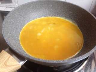 炒三丝,锅里下油，将蛋液倒入。