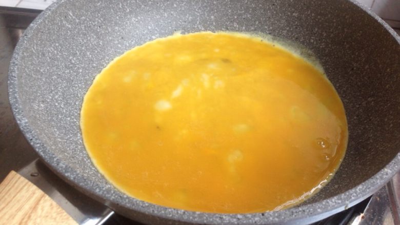 炒三丝,锅里下油，将蛋液倒入。