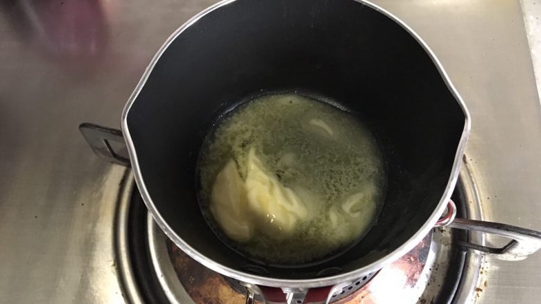 芙纽多,剩余黄油加入奶锅小火加热至棕黄色。