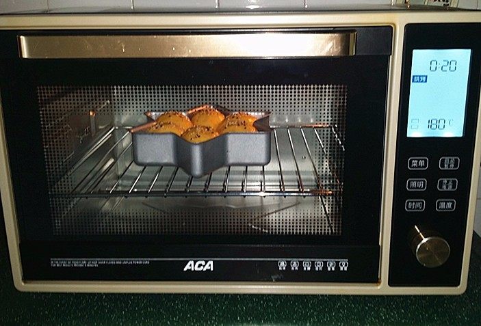 南瓜酸奶亚麻籽油面包（无盐配方）,送至烤箱中层：180度、上下火