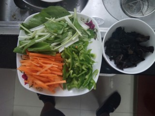 炒面,先将萝卜，青椒，小白菜切丝，木耳切碎用水浸泡会，沥干