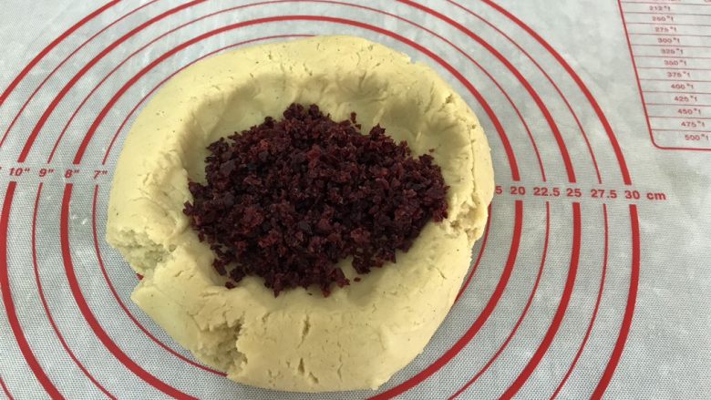 绿豆糕～蔓越莓版,今天我尝试加了蔓越莓
这是约500克绿豆沙+50蔓越莓（切碎的）
剩下来1000g绿豆沙我留起来做月饼馅的