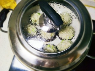 芦笋香菇鸡肉丸
（香菇鸡肉盏）,香菇蒸十分钟左右就可以。