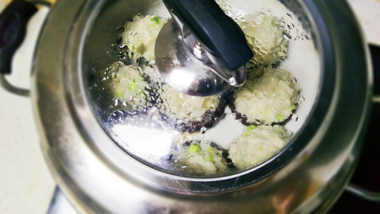 芦笋香菇鸡肉丸
（香菇鸡肉盏）,香菇蒸十分钟左右就可以。