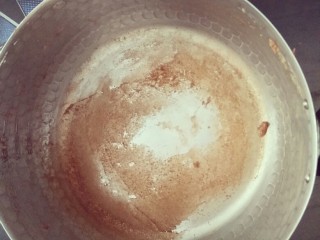 #不一样的泡芙#酷黑的黑森林泡芙,将成团的面团在用小火蒸发多余的水分至锅底形成明显的薄膜