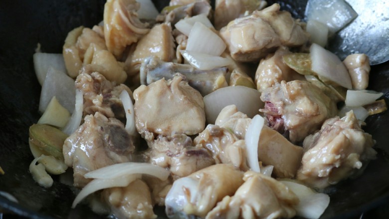 ≈家常版黄焖鸡≈,接着倒入腌制好的鸡块，炒至鸡皮出油，鸡肉表面微缩