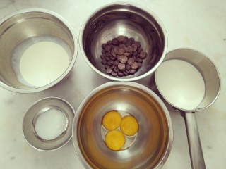 #不一样的泡芙#酷黑的黑森林泡芙,准备好制作巧克力奶油的材料