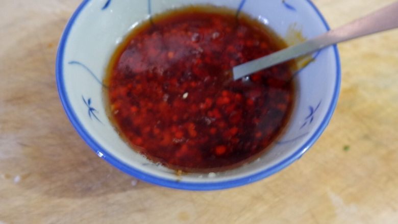酸辣拌三丝儿,把调料通通加碗里，就是这个凉拌菜的碗汁儿了。