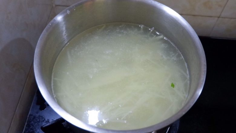 酸辣拌三丝儿,土豆丝，焯水，煮熟。别煮过了，水开捞出，煮过头烂了不脆了！