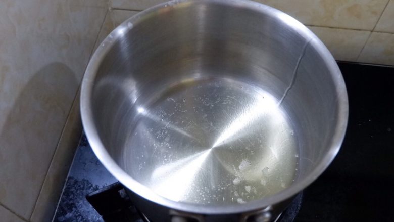 酸辣拌三丝儿,锅里烧热油，油冒烟了就倒在之前剁好扔碗里的蒜末上。