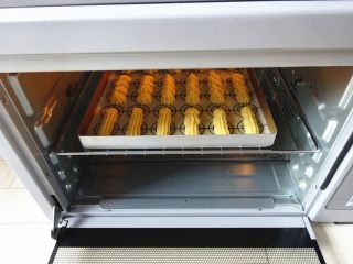 圣女果闪电泡芙,
送入预热好的烤箱内中层，先用上下火180度烘烤20分钟，在转150度烘烤15分钟即可