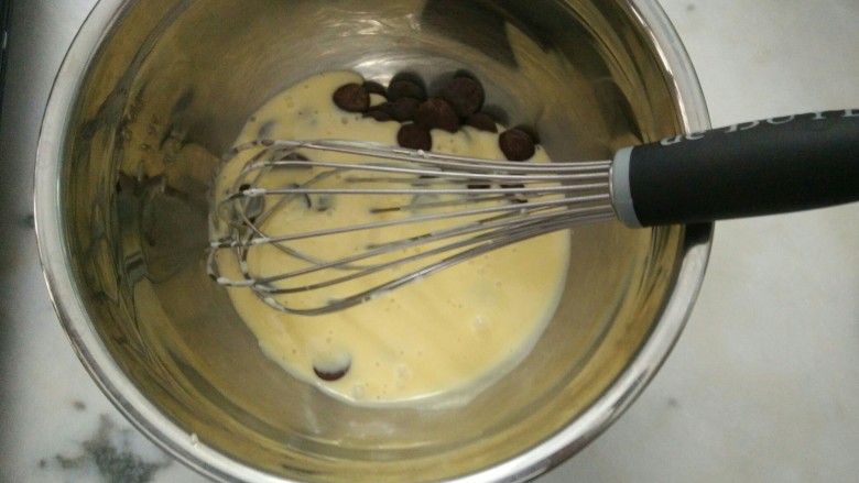#不一样的泡芙#酷黑的黑森林泡芙,将蛋奶酱趁热倒入巧克力中