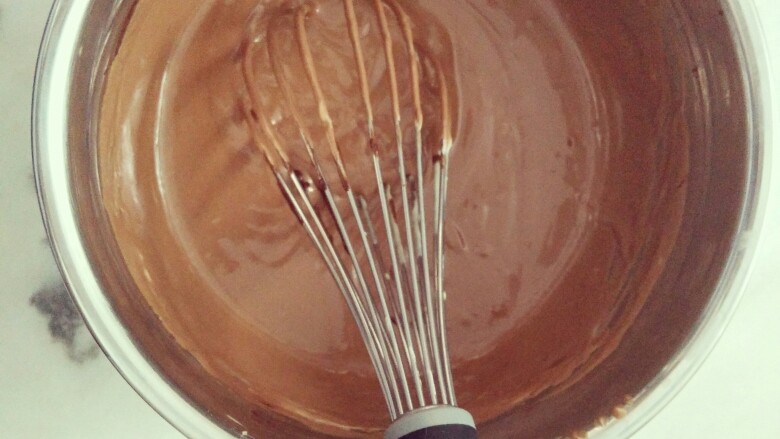 #不一样的泡芙#酷黑的黑森林泡芙,将淡奶油与巧克力面糊混合均匀，放冰箱冷藏备用