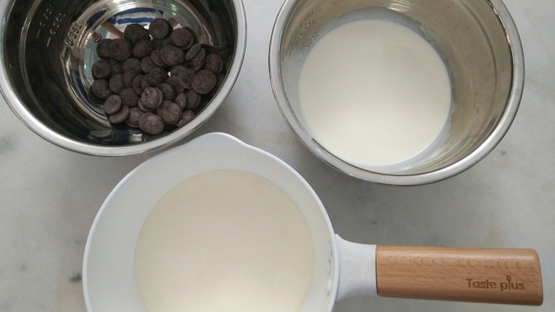 #不一样的泡芙#酷黑的黑森林泡芙,将巧克力香缇奶油的材料备好