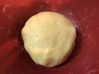 流心奶黄月饼,用手将面团揉成光滑的面团.再用保鲜膜包裹起来，放入冰箱冷藏醒面0.5-1小时/以上。