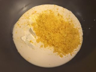 流心奶黄月饼,再加入咸蛋黄碎末和黄油