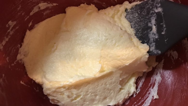 流心奶黄月饼,用刮刀或者手动打蛋器混合搅拌均匀。