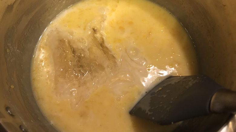 流心奶黄月饼,吉利丁片（鱼胶粉）泡软后捞出沥干水分，加入面糊里。快速搅拌至完全融化并混合均匀。

P.S 煮的过程中要保持一直搅拌，以免糊底。