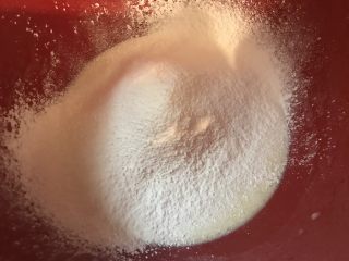 流心奶黄月饼,再混合筛入低粉，玉米淀粉和奶粉。搅拌均匀至无粉粒。