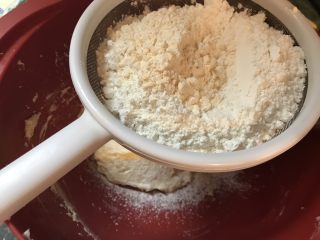 流心奶黄月饼, 再筛入低筋面粉和玉米淀粉