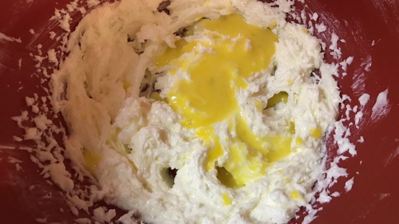 流心奶黄月饼,再加入鸡蛋液和淡奶油