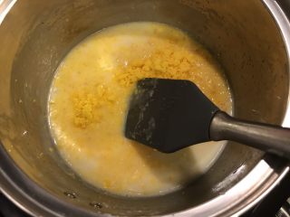 流心奶黄月饼,接着再加入咸蛋黄碎末。搅拌均匀。