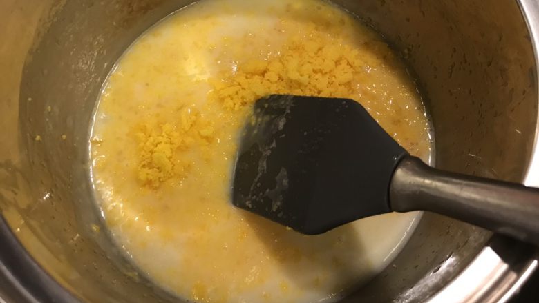 流心奶黄月饼,接着再加入咸蛋黄碎末。搅拌均匀。