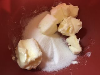 流心奶黄月饼,【月饼皮的做法】

黄油要放置室温待其完全软化。加入糖用打蛋器打发（颜色稍微变浅一点就可以，不需要完全打发），搅拌均匀。