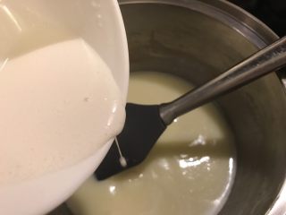 流心奶黄月饼,再把椰浆混合物倒入沸腾了的淡奶油里，快速搅拌均匀。