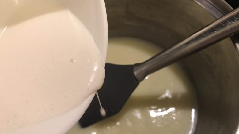 流心奶黄月饼,再把椰浆混合物倒入沸腾了的淡奶油里，快速搅拌均匀。