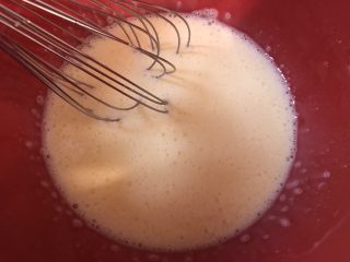 流心奶黄月饼,然后加入淡奶油和牛奶搅拌均匀。
