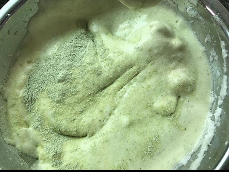 抹茶芒果裸蛋糕,蛋黄和砂糖混合后倒入蛋白中接着打发，然后筛入蛋糕粉，最后拌入油搅拌均匀