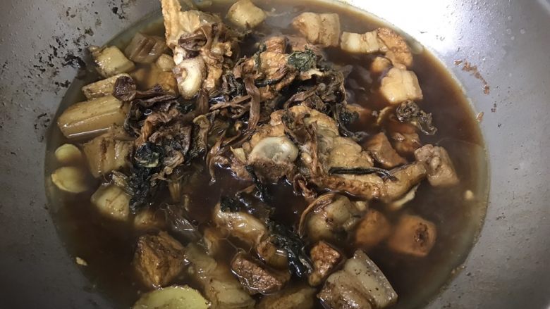 梅干菜豇豆烧肉,小火焖半小时后加入梅干菜，烧开继续小火焖。