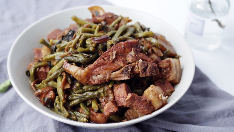 梅干菜豇豆烧肉,出锅装盘！