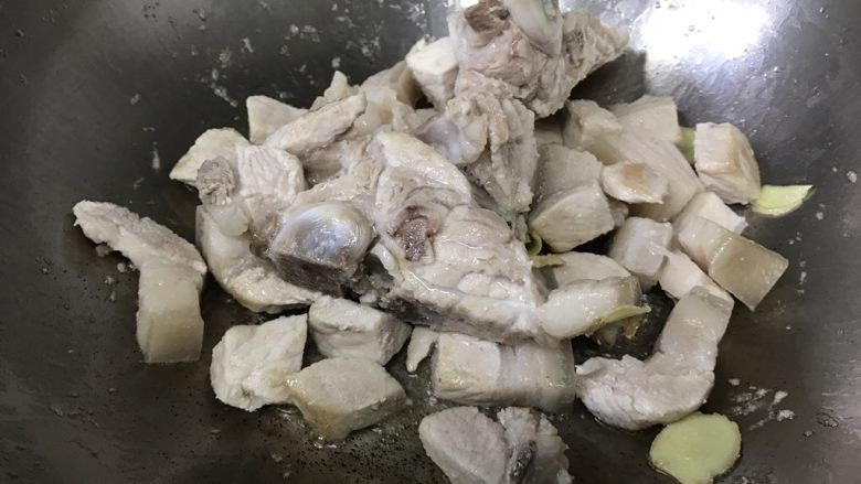 梅干菜豇豆烧肉,放入猪肉煸炒