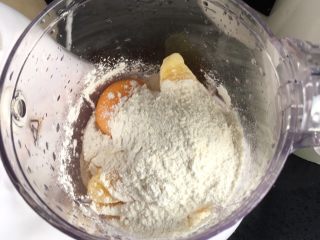 香橙松饼（无泡打粉）,橙子去皮 蛋黄 低粉一起放入料理机打匀
