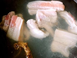 可以在家做的老济南把子肉,加干姜在热水中煮一下，然后再冲洗干净。