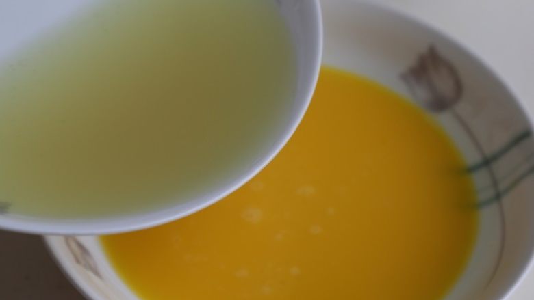 蛤蜊蒸水蛋,取过滤出的汁水170克倒入蛋液碗中。注两个鸡蛋约100克蛋液。蛋与水的比例是1：1-2。